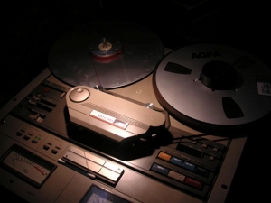 Lydkilden kan være digital, analog eller foreligge på vinyl og andre lydbærere